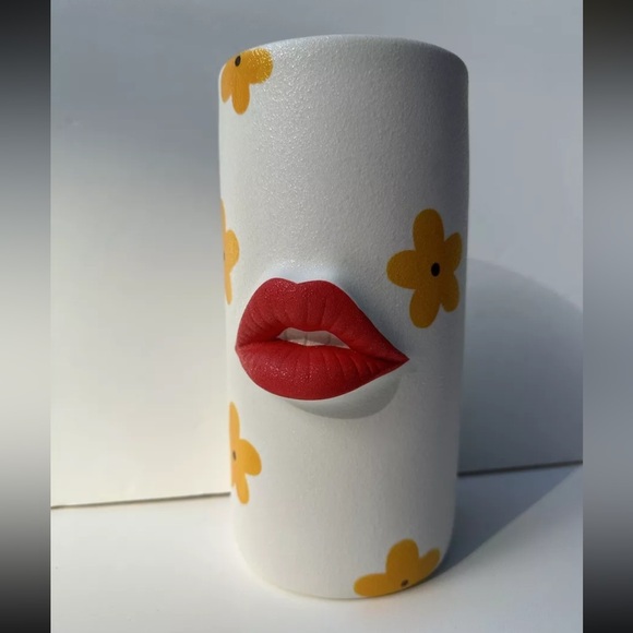Brand New! 3D Red Lips & Daisy Ceramic Vase -Pucker Up Kiss Decor 💋 - Picture 2 of 10